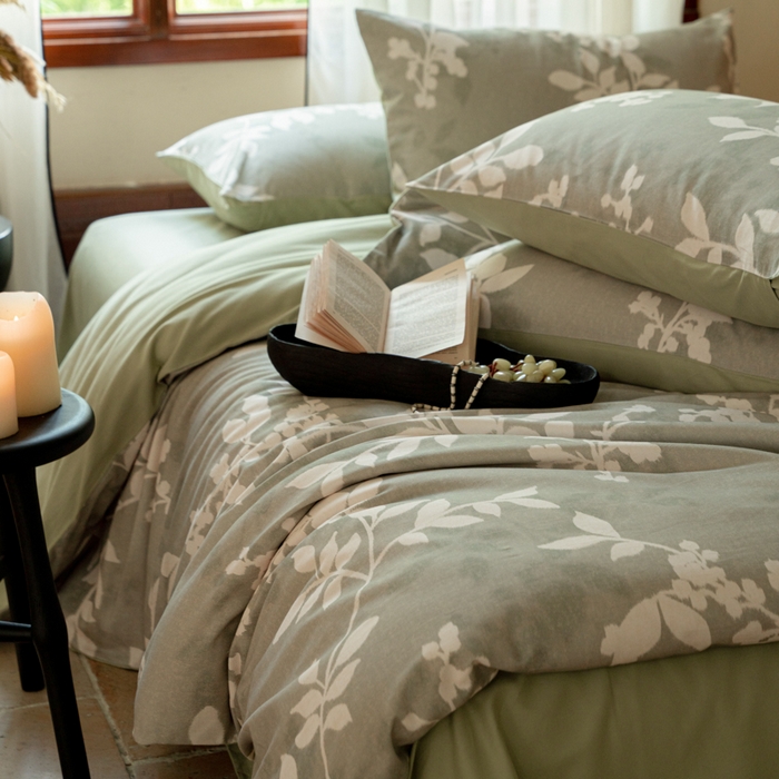 91家纺网 家纺一手货源 找家纺 眷恋家纺 2025新款全棉贡缎磨毛数码印花四件套 池影-绿