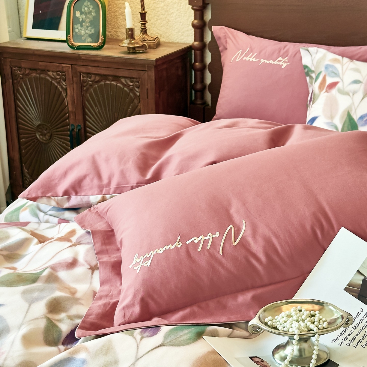 91家纺网 家纺一手货源 找家纺 由丽家纺 2025新款亲肤全棉纯棉磨毛印加绣四件套 景秋-红