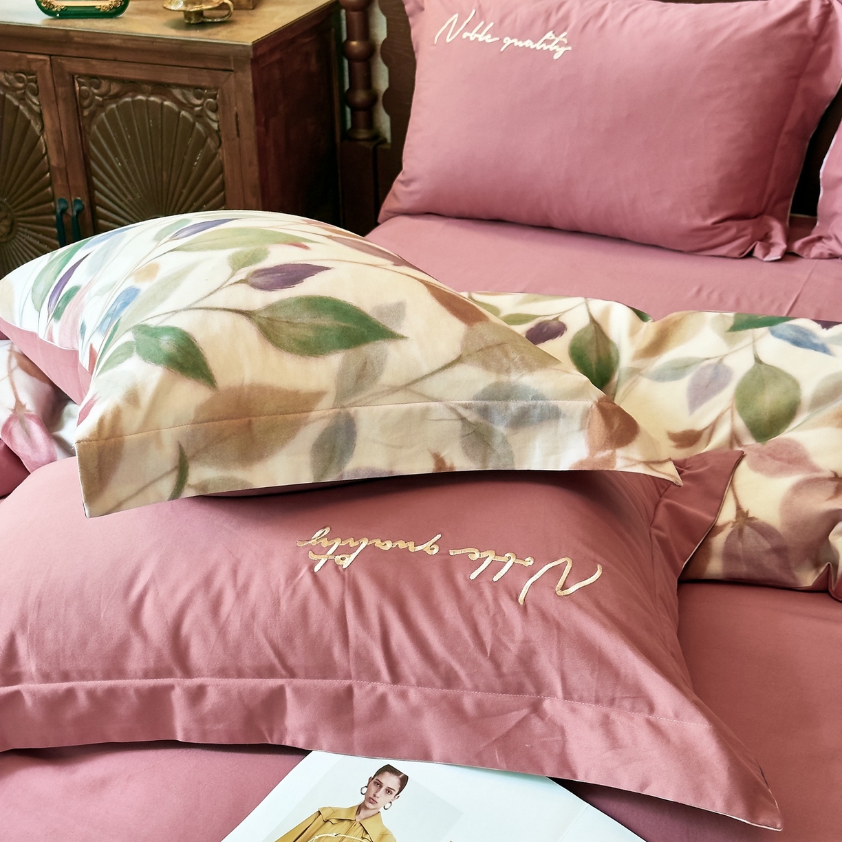 91家纺网 家纺一手货源 找家纺 由丽家纺 2025新款亲肤全棉纯棉磨毛印加绣四件套 景秋-红