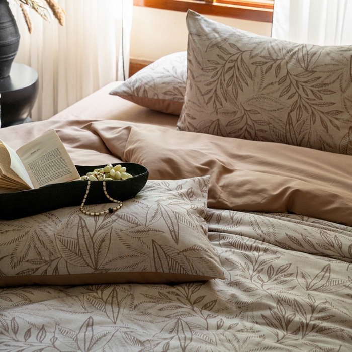 91家纺网 家纺一手货源 找家纺 眷恋家纺 2025新款全棉贡缎磨毛数码印花四件套 浮云意-咖