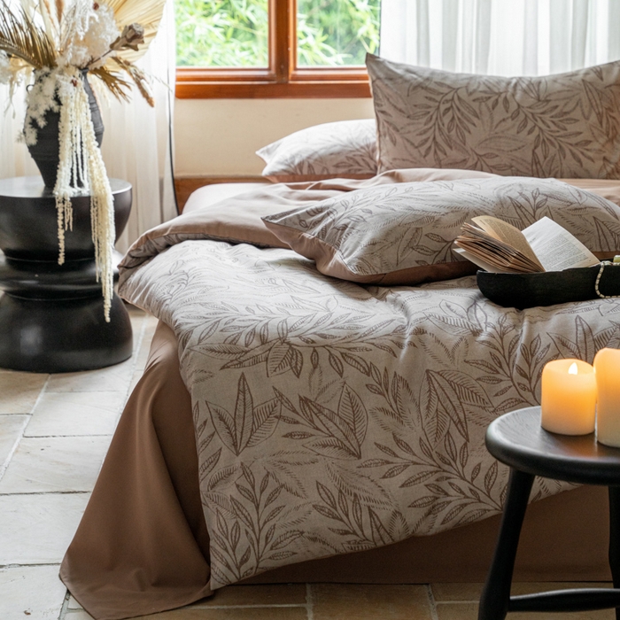 91家纺网 家纺一手货源 找家纺 眷恋家纺 2025新款全棉贡缎磨毛数码印花四件套 浮云意-咖