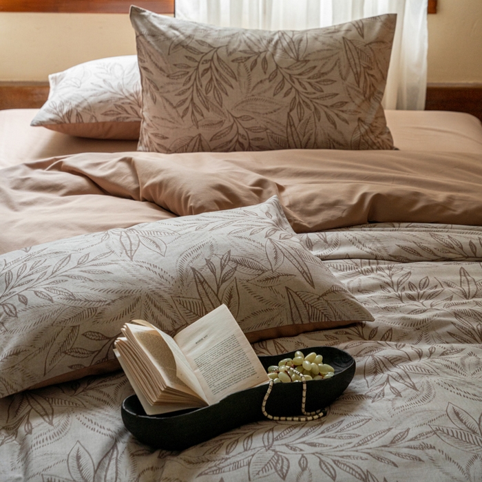 91家纺网 家纺一手货源 找家纺 眷恋家纺 2025新款全棉贡缎磨毛数码印花四件套 浮云意-咖