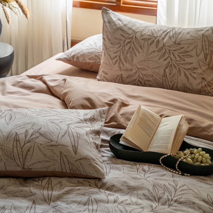 91家纺网 家纺一手货源 找家纺 眷恋家纺 2025新款全棉贡缎磨毛数码印花四件套 浮云意-咖