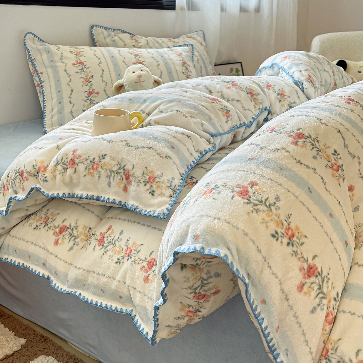 91家纺网 家纺一手货源 找家纺 如一 2025高克重牛奶绒印花三角针工艺四件套 安梦