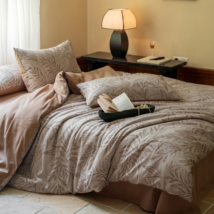 91家纺网 家纺一手货源 找家纺 眷恋家纺 2025新款全棉贡缎磨毛数码印花四件套 浮云意-咖