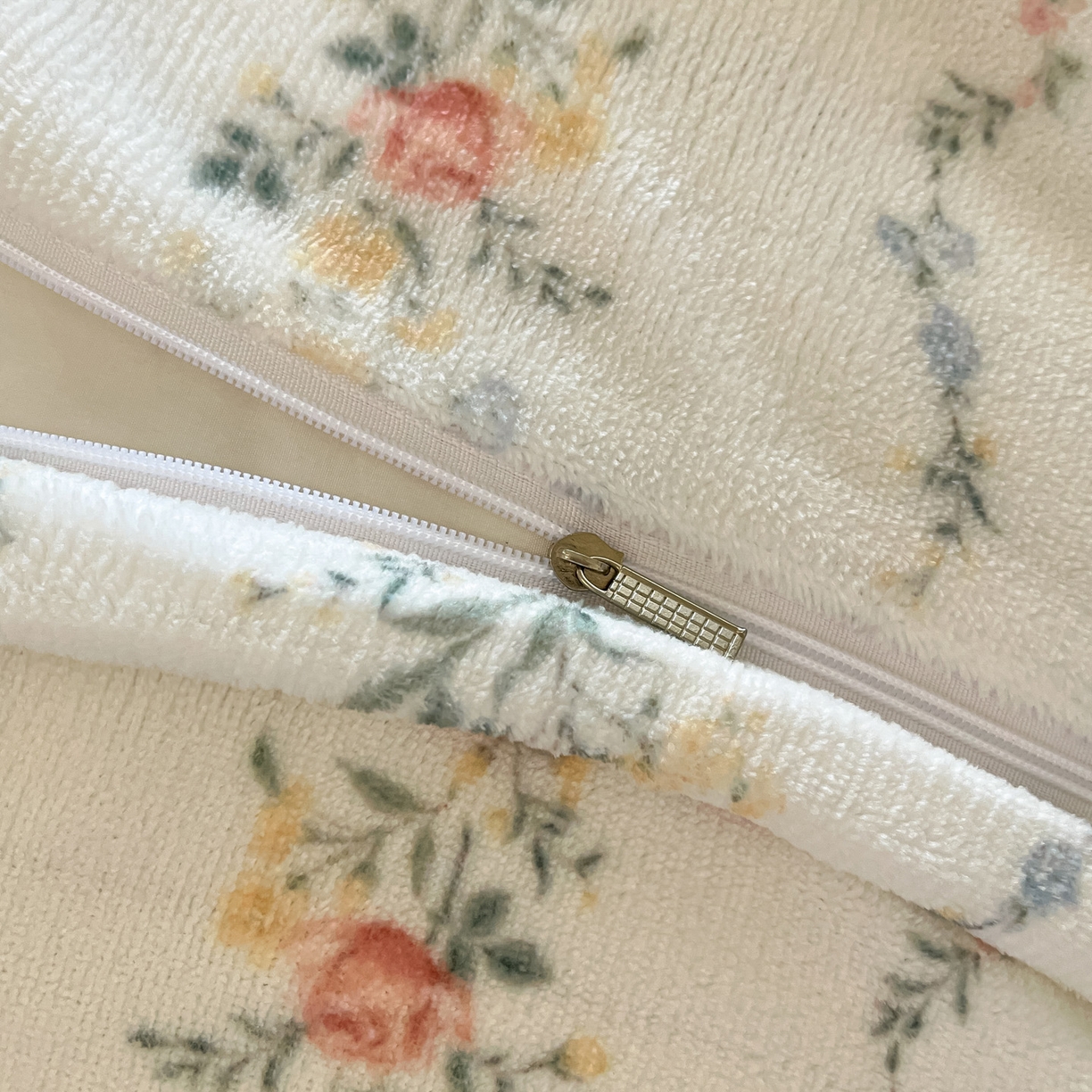 91家纺网 家纺一手货源 找家纺 如一 2025高克重牛奶绒印花三角针工艺四件套 安梦