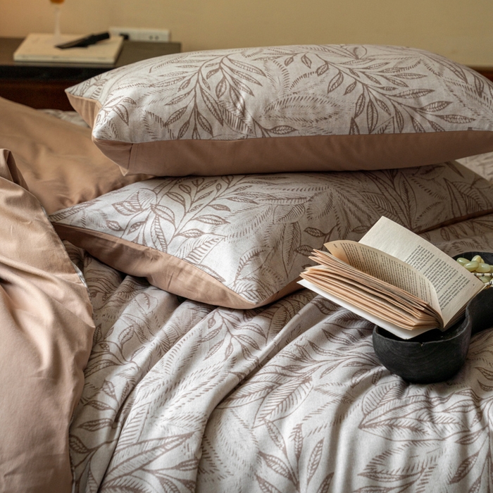 91家纺网 家纺一手货源 找家纺 眷恋家纺 2025新款全棉贡缎磨毛数码印花四件套 浮云意-咖