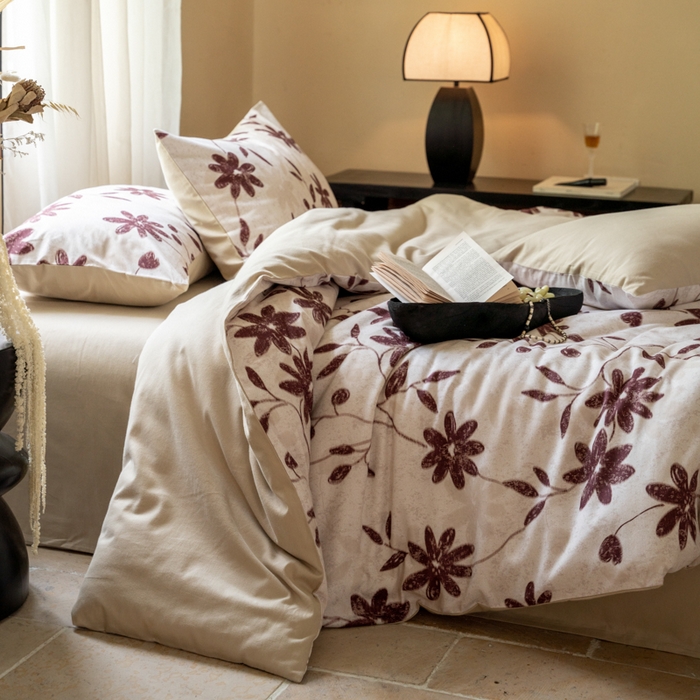 91家纺网 家纺一手货源 找家纺 眷恋家纺 2025新款全棉贡缎磨毛数码印花四件套 花解语-红