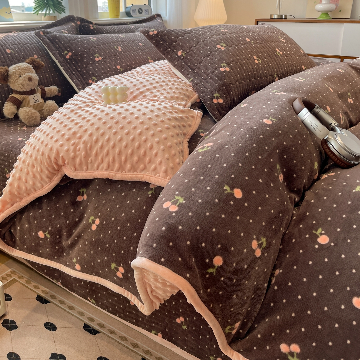 91家纺网 家纺一手货源 找家纺 （总）元熙 2025新款印花小清新韩国绒牛奶绒豆豆床盖四件套