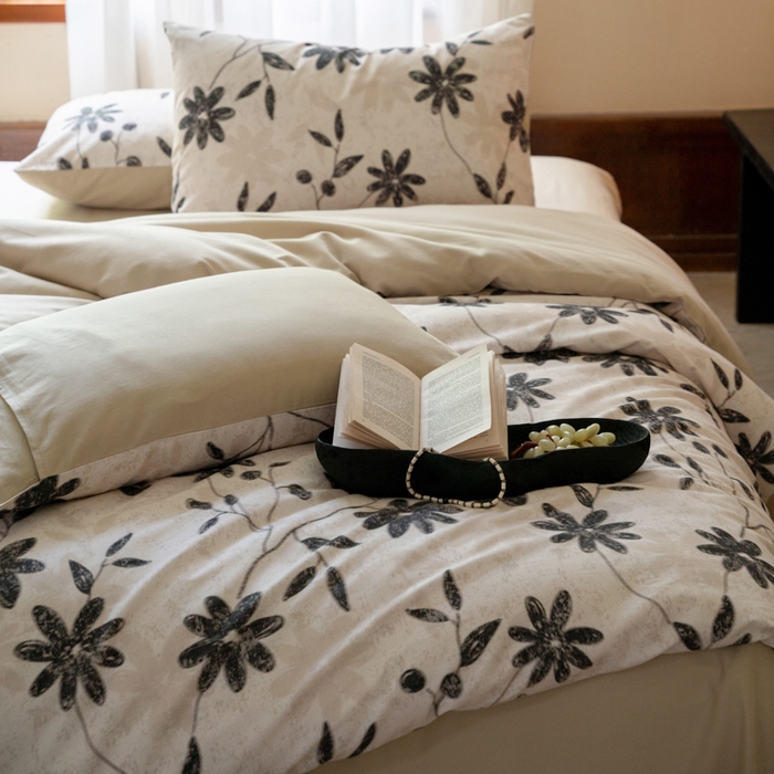 91家纺网 家纺一手货源 找家纺 眷恋家纺 2025新款全棉贡缎磨毛数码印花四件套 花解语-灰