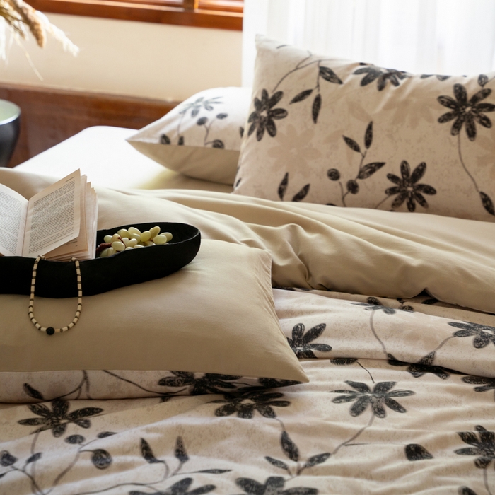 91家纺网 家纺一手货源 找家纺 眷恋家纺 2025新款全棉贡缎磨毛数码印花四件套 花解语-灰