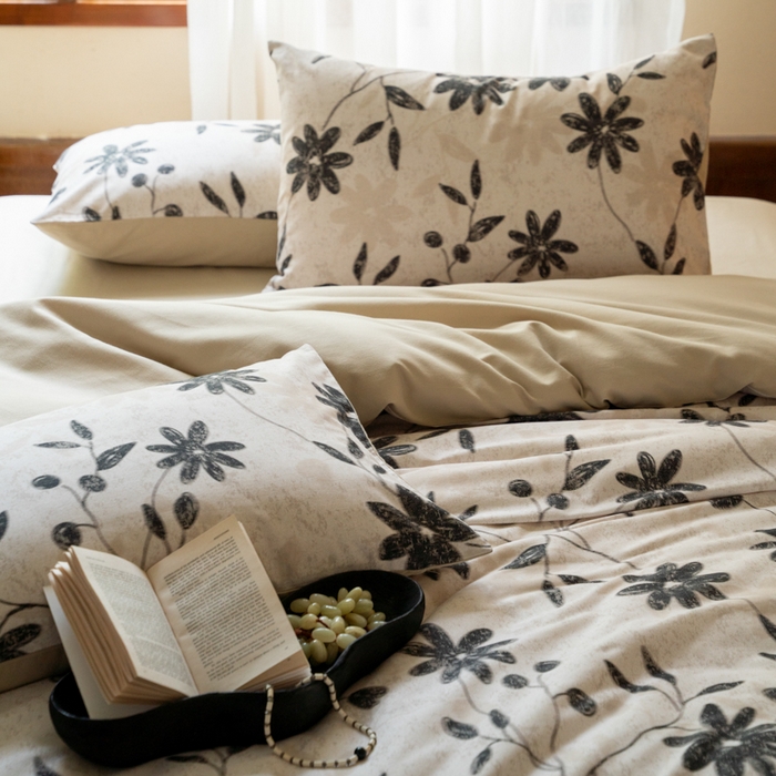 91家纺网 家纺一手货源 找家纺 眷恋家纺 2025新款全棉贡缎磨毛数码印花四件套 花解语-灰