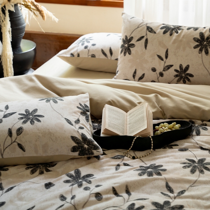 91家纺网 家纺一手货源 找家纺 眷恋家纺 2025新款全棉贡缎磨毛数码印花四件套 花解语-灰