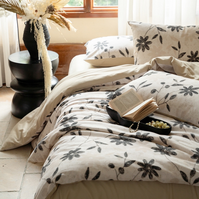 91家纺网 家纺一手货源 找家纺 眷恋家纺 2025新款全棉贡缎磨毛数码印花四件套 花解语-灰