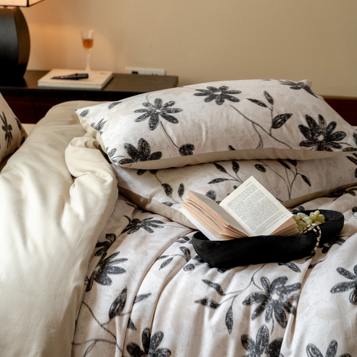 91家纺网 家纺一手货源 找家纺 眷恋家纺 2025新款全棉贡缎磨毛数码印花四件套 花解语-灰