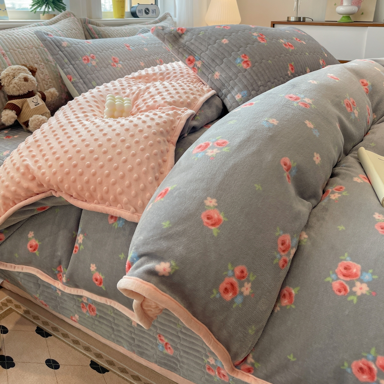 91家纺网 家纺一手货源 找家纺 （总）元熙 2025新款印花小清新韩国绒牛奶绒豆豆床盖四件套