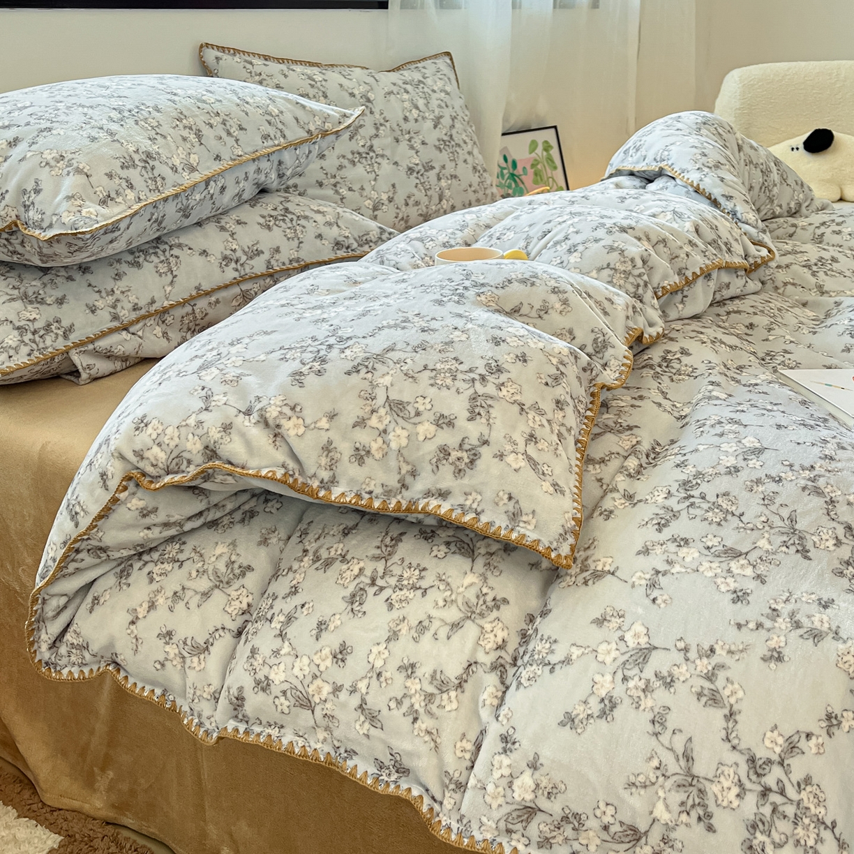 91家纺网 家纺一手货源 找家纺 如一 2025高克重牛奶绒印花三角针工艺四件套 暗香