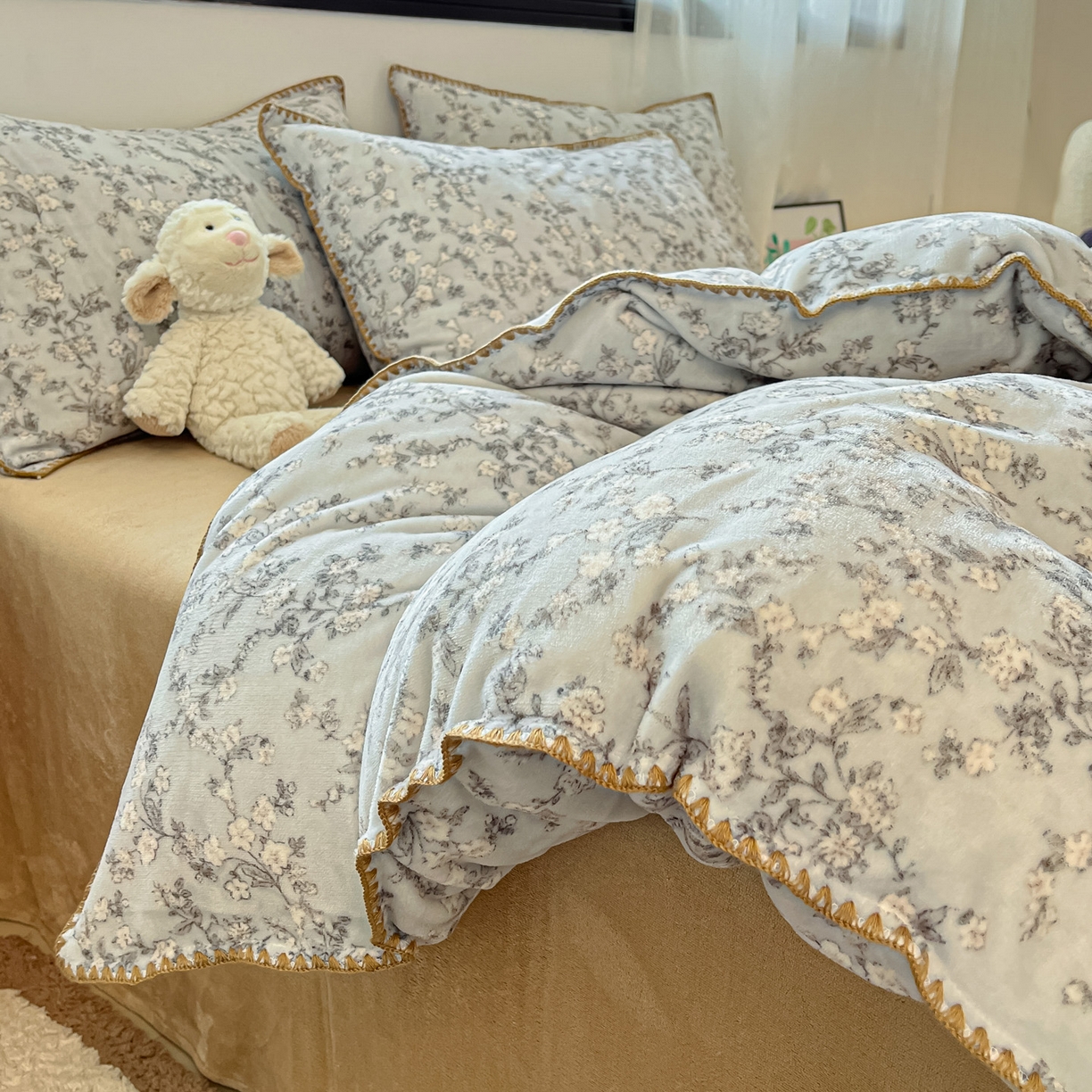 91家纺网 家纺一手货源 找家纺 如一 2025高克重牛奶绒印花三角针工艺四件套 暗香