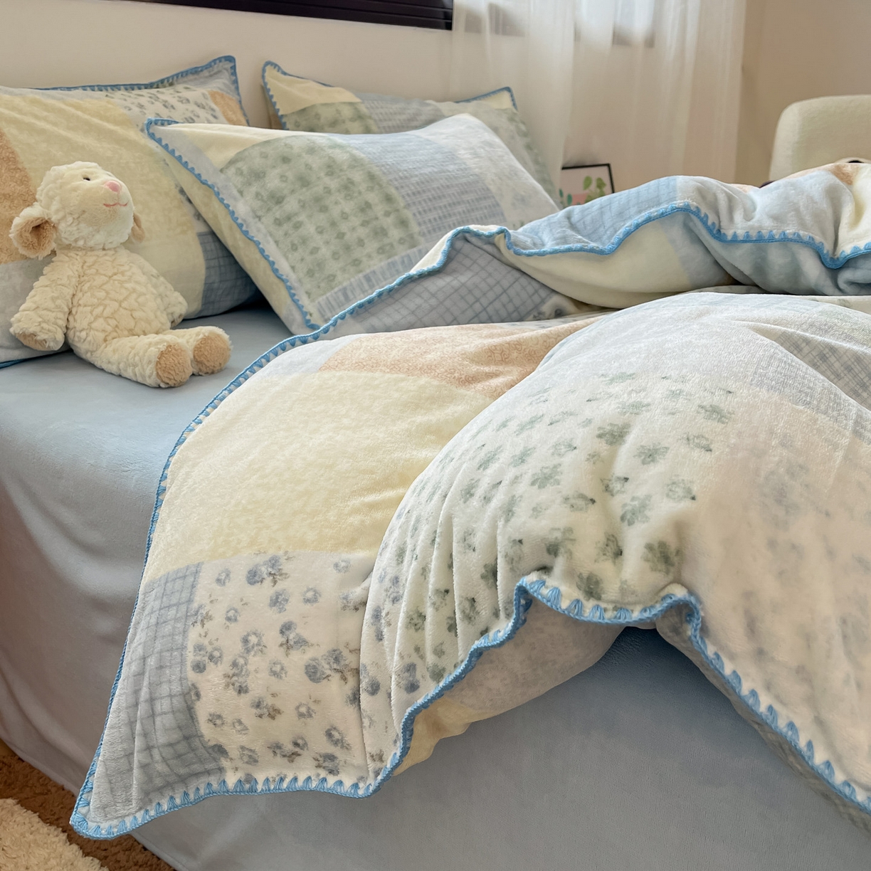 91家纺网 家纺一手货源 找家纺 如一 2025高克重牛奶绒印花三角针工艺四件套 花期