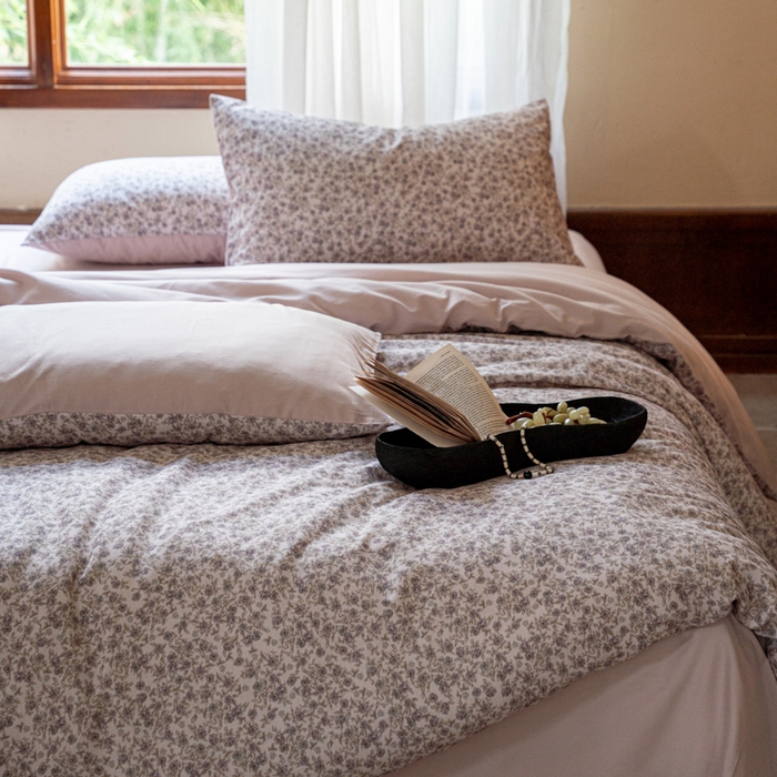 91家纺网 家纺一手货源 找家纺 眷恋家纺 2025新款全棉贡缎磨毛数码印花四件套 珑葵-白