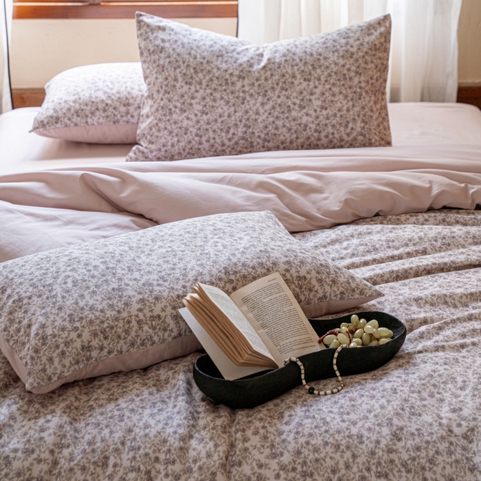 91家纺网 家纺一手货源 找家纺 眷恋家纺 2025新款全棉贡缎磨毛数码印花四件套 珑葵-白