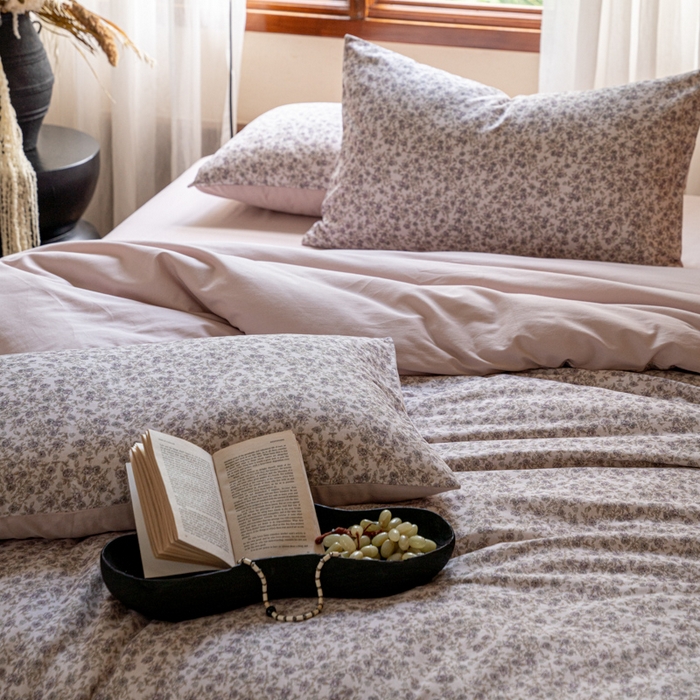 91家纺网 家纺一手货源 找家纺 眷恋家纺 2025新款全棉贡缎磨毛数码印花四件套 珑葵-白