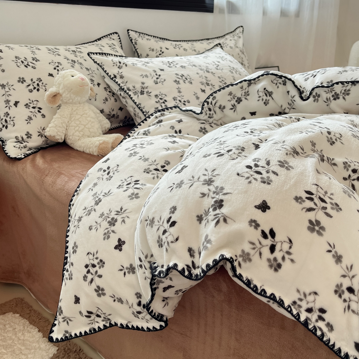 91家纺网 家纺一手货源 找家纺 如一 2025高克重牛奶绒印花三角针工艺四件套 楼兰