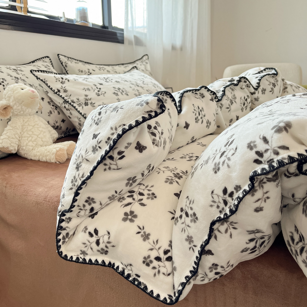 91家纺网 家纺一手货源 找家纺 如一 2025高克重牛奶绒印花三角针工艺四件套 楼兰