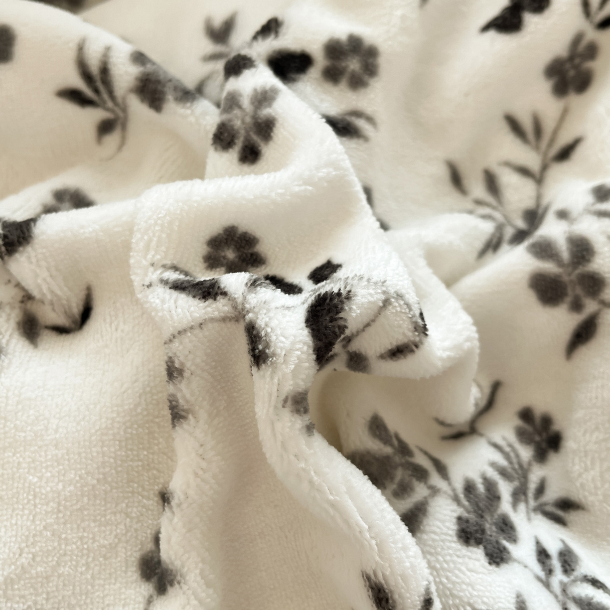 91家纺网 家纺一手货源 找家纺 如一 2025高克重牛奶绒印花三角针工艺四件套 楼兰