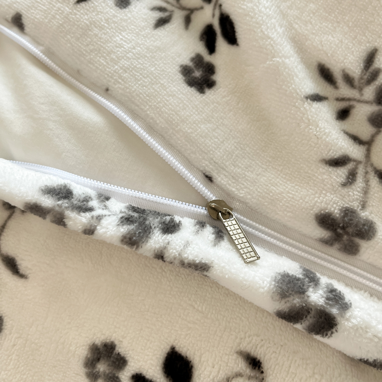 91家纺网 家纺一手货源 找家纺 如一 2025高克重牛奶绒印花三角针工艺四件套 楼兰