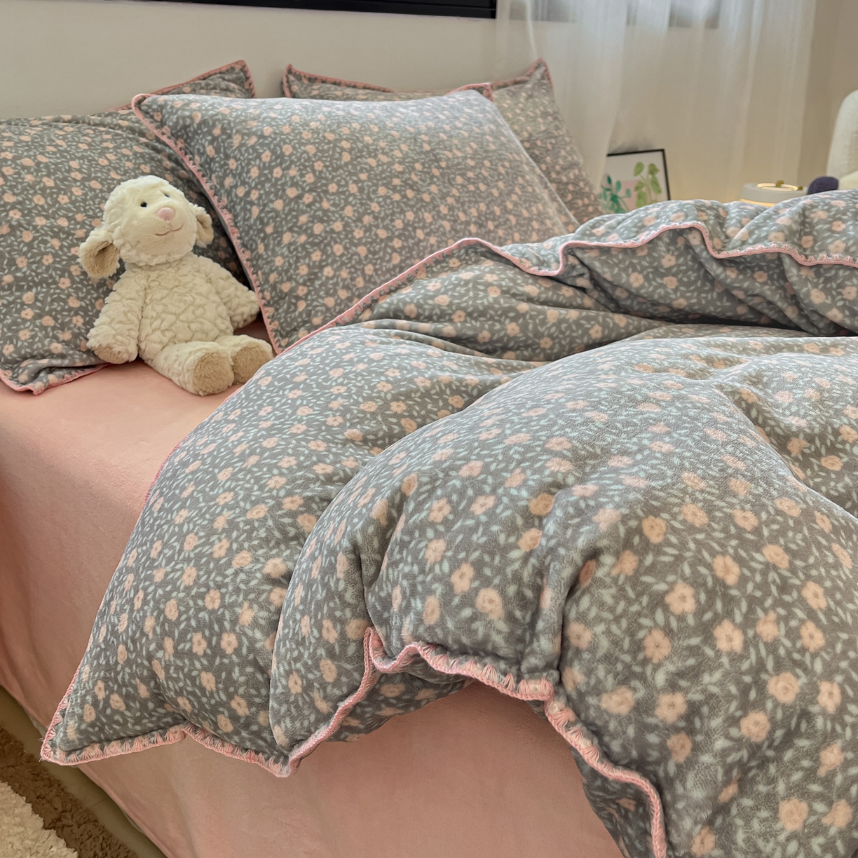 91家纺网 家纺一手货源 找家纺 如一 2025高克重牛奶绒印花三角针工艺四件套 芒种