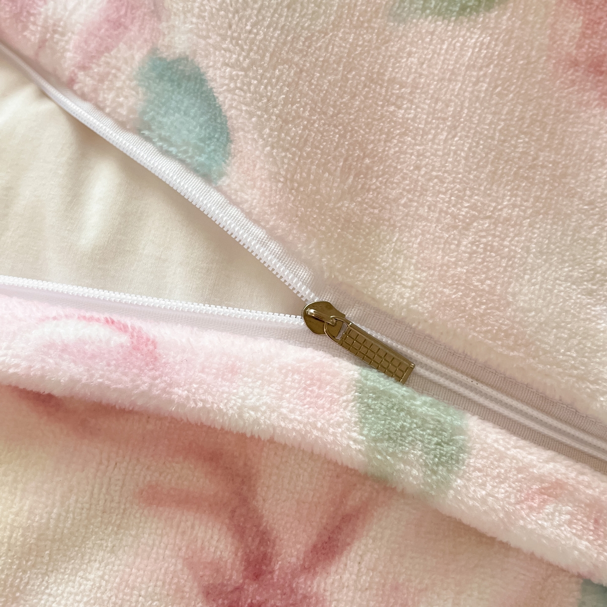 91家纺网 家纺一手货源 找家纺 如一 2025高克重牛奶绒印花三角针工艺四件套 薇朵