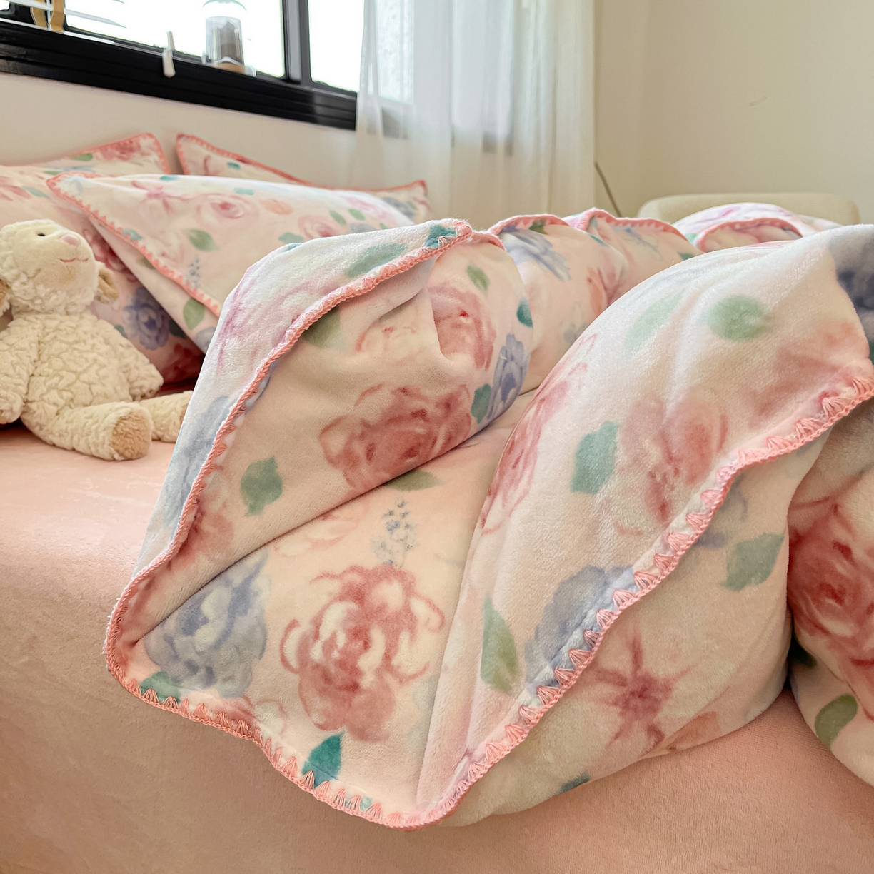 91家纺网 家纺一手货源 找家纺 如一 2025高克重牛奶绒印花三角针工艺四件套 薇朵