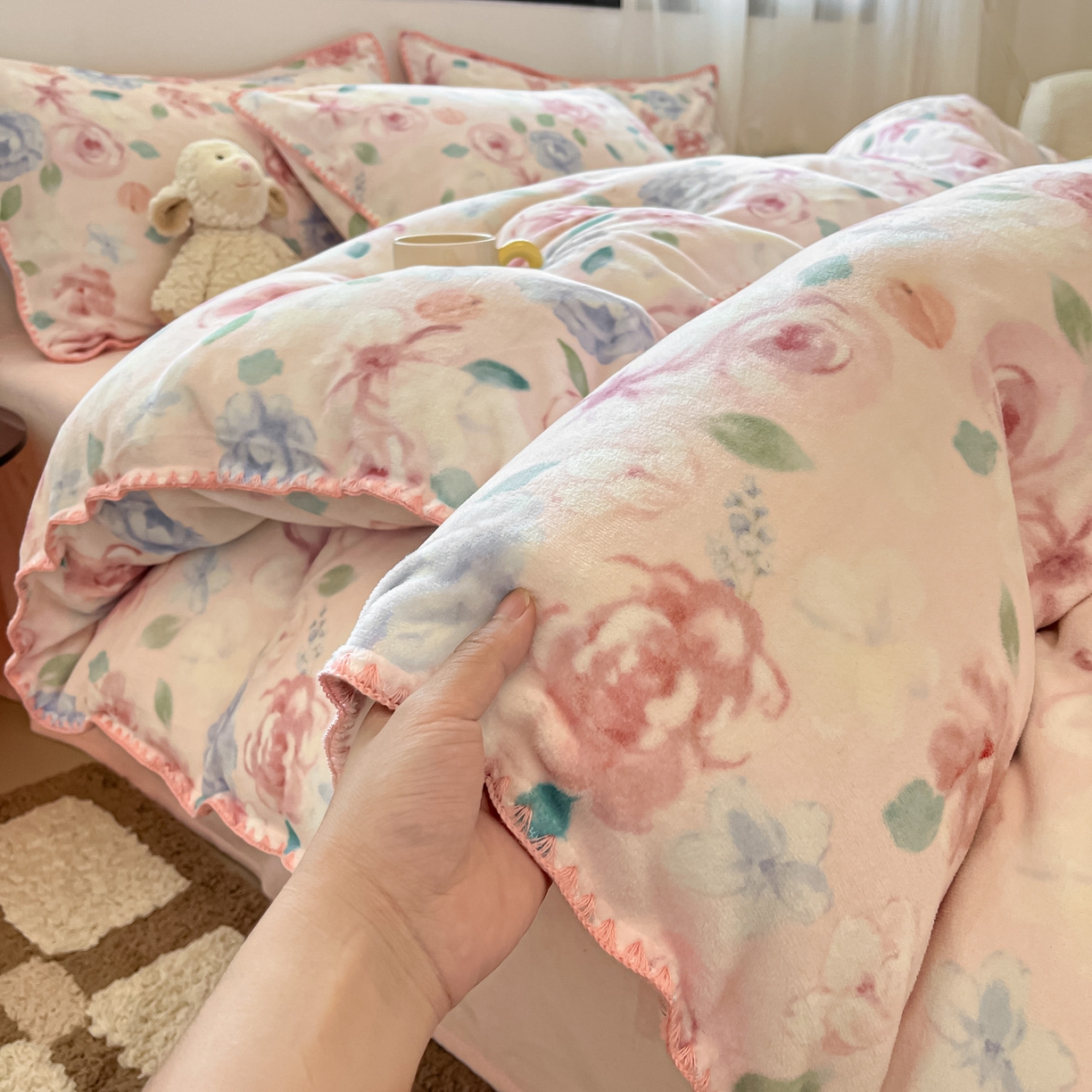 91家纺网 家纺一手货源 找家纺 如一 2025高克重牛奶绒印花三角针工艺四件套 薇朵