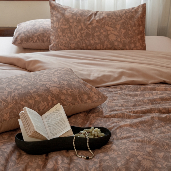 91家纺网 家纺一手货源 找家纺 眷恋家纺 2025新款全棉贡缎磨毛数码印花四件套 莳萝-咖