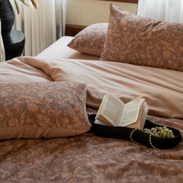 91家纺网 家纺一手货源 找家纺 眷恋家纺 2025新款全棉贡缎磨毛数码印花四件套 莳萝-咖