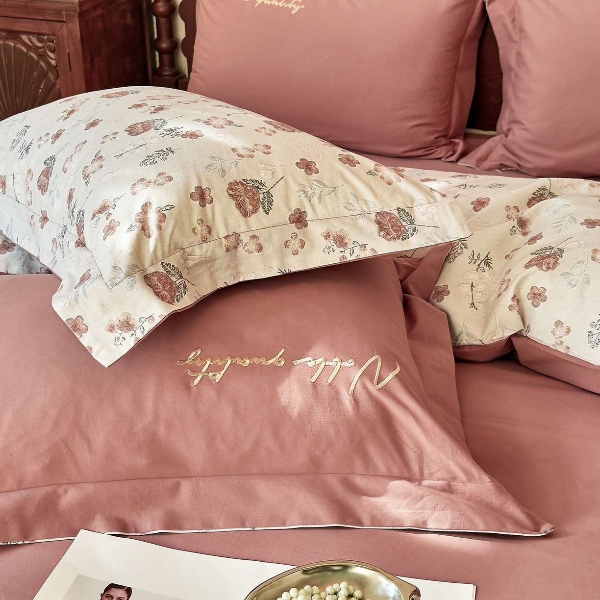 91家纺网 家纺一手货源 找家纺 由丽家纺 2025新款亲肤全棉纯棉磨毛印加绣四件套 沐风-咖