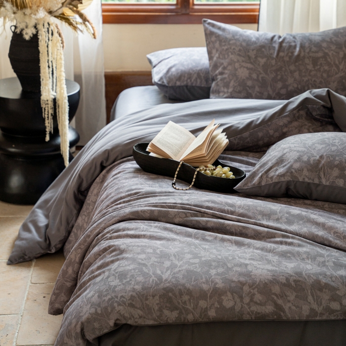 91家纺网 家纺一手货源 找家纺 眷恋家纺 2025新款全棉贡缎磨毛数码印花四件套 莳萝-深灰