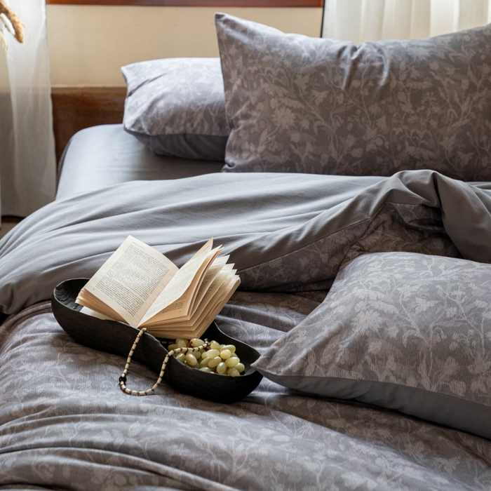 91家纺网 家纺一手货源 找家纺 眷恋家纺 2025新款全棉贡缎磨毛数码印花四件套 莳萝-深灰