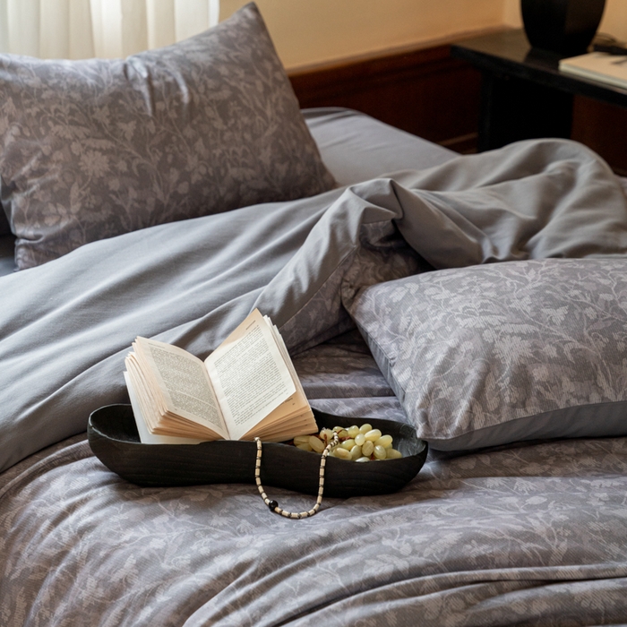 91家纺网 家纺一手货源 找家纺 眷恋家纺 2025新款全棉贡缎磨毛数码印花四件套 莳萝-深灰