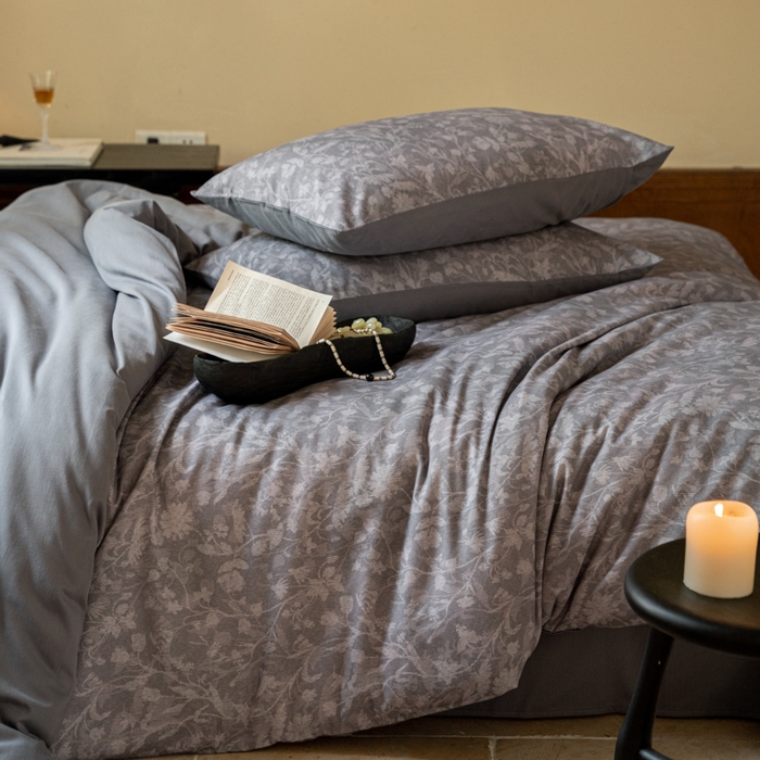 91家纺网 家纺一手货源 找家纺 眷恋家纺 2025新款全棉贡缎磨毛数码印花四件套 莳萝-深灰