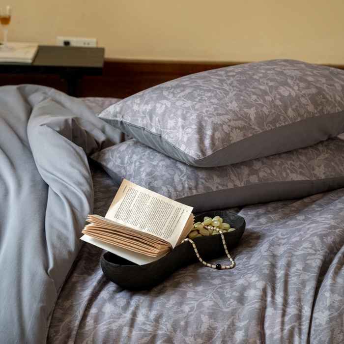 91家纺网 家纺一手货源 找家纺 眷恋家纺 2025新款全棉贡缎磨毛数码印花四件套 莳萝-深灰