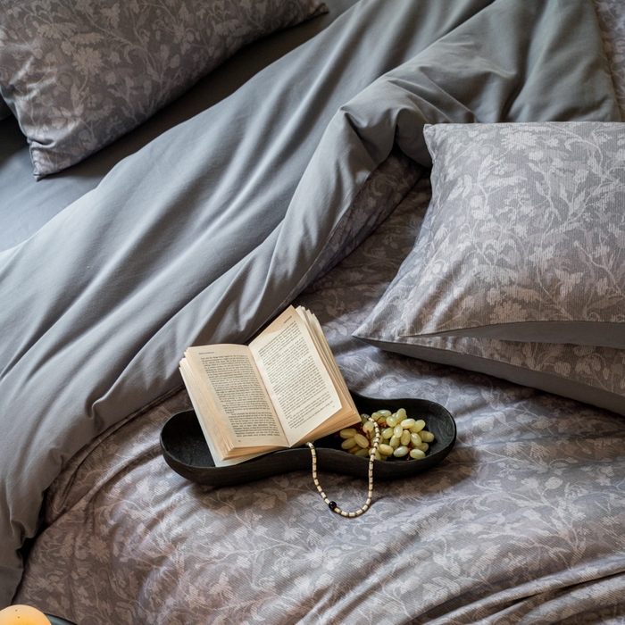 91家纺网 家纺一手货源 找家纺 眷恋家纺 2025新款全棉贡缎磨毛数码印花四件套 莳萝-深灰