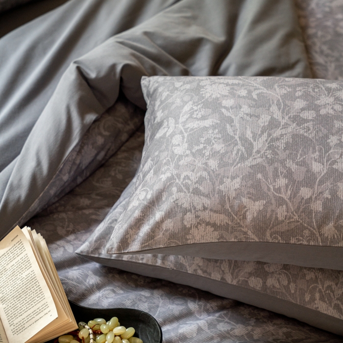 91家纺网 家纺一手货源 找家纺 眷恋家纺 2025新款全棉贡缎磨毛数码印花四件套 莳萝-深灰