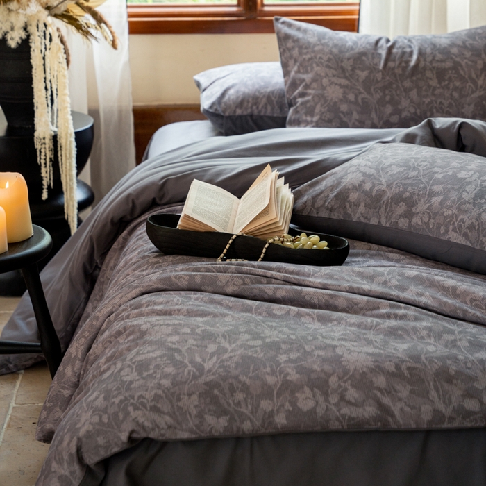 91家纺网 家纺一手货源 找家纺 眷恋家纺 2025新款全棉贡缎磨毛数码印花四件套 莳萝-深灰