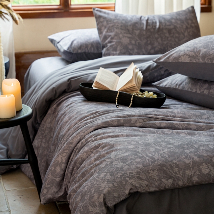 91家纺网 家纺一手货源 找家纺 眷恋家纺 2025新款全棉贡缎磨毛数码印花四件套 莳萝-深灰