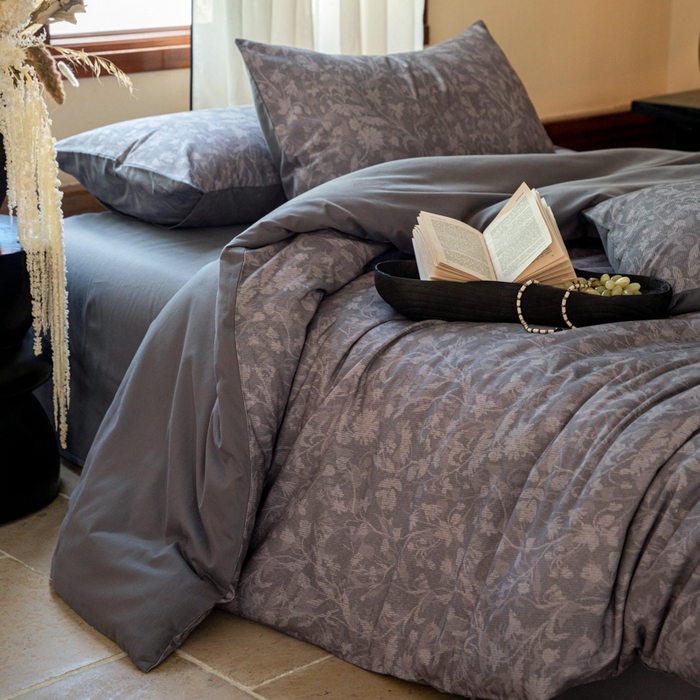 91家纺网 家纺一手货源 找家纺 眷恋家纺 2025新款全棉贡缎磨毛数码印花四件套 莳萝-深灰