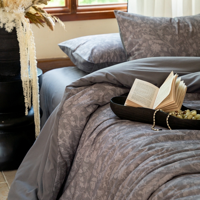 91家纺网 家纺一手货源 找家纺 眷恋家纺 2025新款全棉贡缎磨毛数码印花四件套 莳萝-深灰