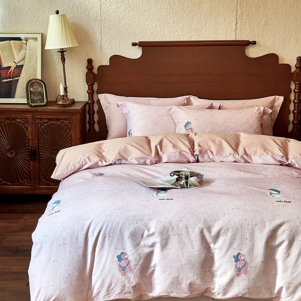 91家纺网 家纺一手货源 找家纺 由丽家纺 2025新款亲肤全棉纯棉磨毛印加绣四件套 幸福熊-粉