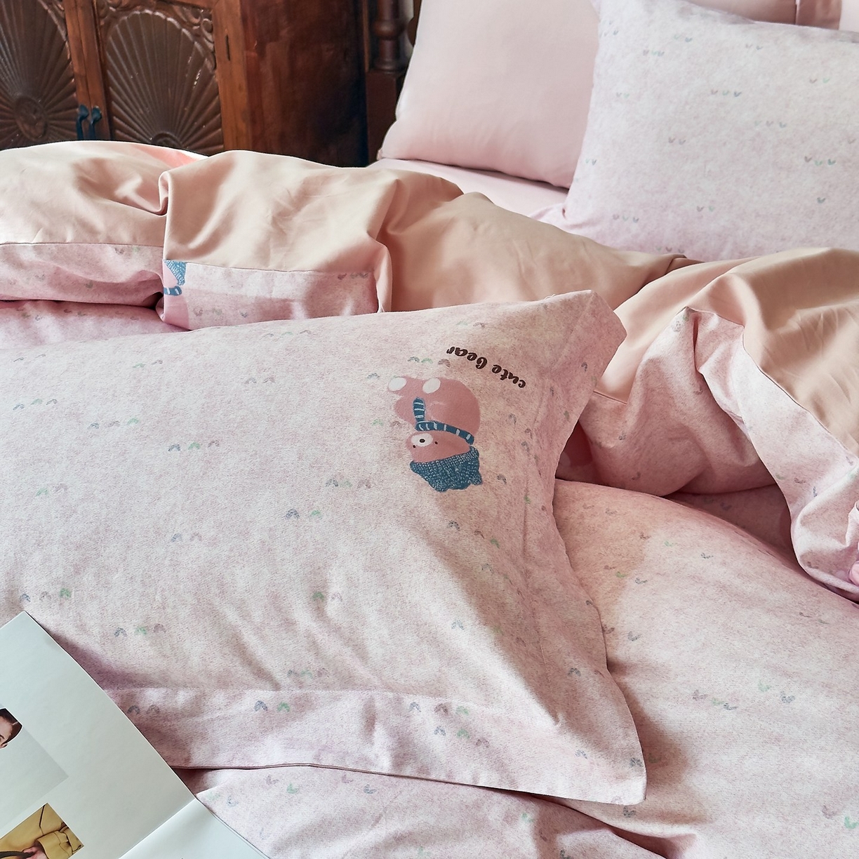 91家纺网 家纺一手货源 找家纺 由丽家纺 2025新款亲肤全棉纯棉磨毛印加绣四件套 幸福熊-粉